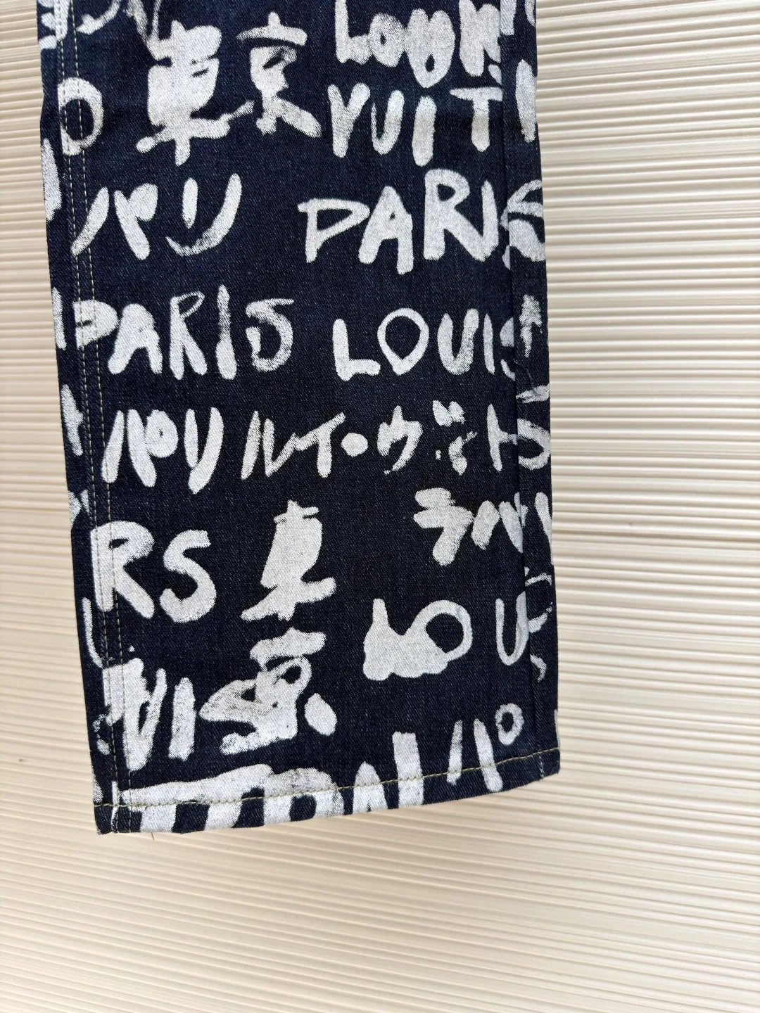 LOUIS VUITTON Tokyo limited graffiti jeans ●Original version: purchased and developed by 16624 ●Item number: 1680938-B50 ●Fabric: denim fabric ●Technology: washed production ●Version: fitted version ●Weight: about 695 grams ●Size: 28-30-32-34-36 ●Description: LV Scribble The print shows the encounter between traditional Japanese calligraphy and Western street art, using a "hand-drawn" style to express the brand logo, Paris and Tokyo. The casual design has an urban feel and can be paired with the matching jacket to complete the show. The overall wiring is straight and delicate, the fabric is comfortable and soft, and the color is consistent without color difference. It can be matched with the same style to create a fashionable look and control various occasions. Customized accessories, complete with three standards, same style for men and women!